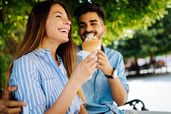 Happy Young Couple Having Date Eating Ice Cream — Stock Photo, Image