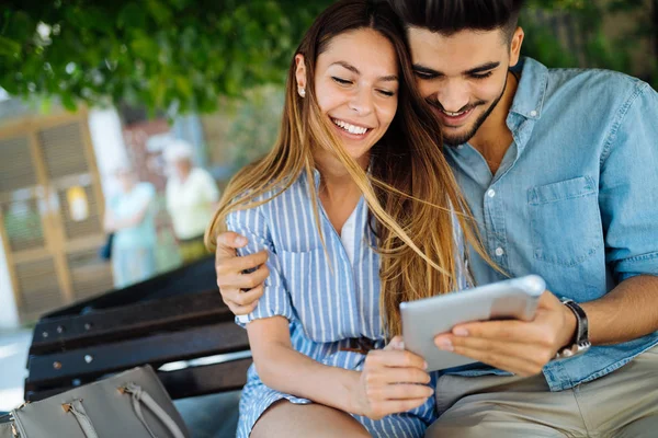 Jonge Aantrekkelijke Paar Datum Zittend Bank Kijken Naar Tablet — Stockfoto