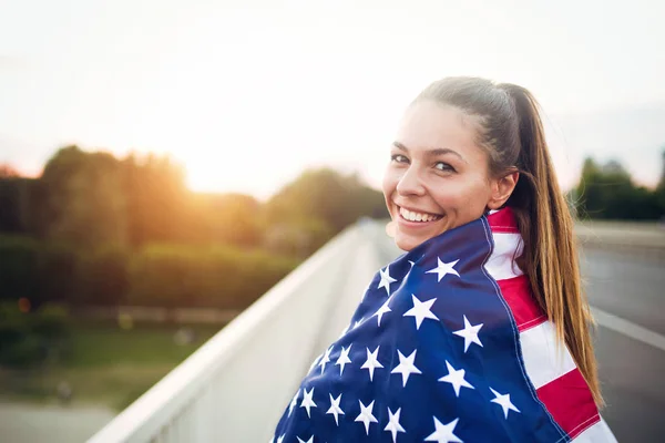Красивая Молодая Женщина Завернутая Американский Флаг — стоковое фото