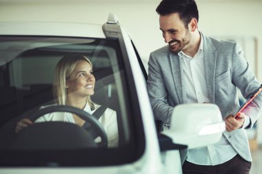 otomatik iş, araba Satılık, tüketim ve insanlar kavramı - Oto şov ya da salon mutlu adam