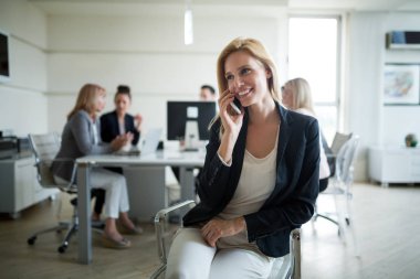 İş kişi konferans modern toplantı odasında