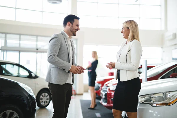Woman Talking Handsome Car Dealership Worker While Choosing Car Dealership — Stock Photo, Image