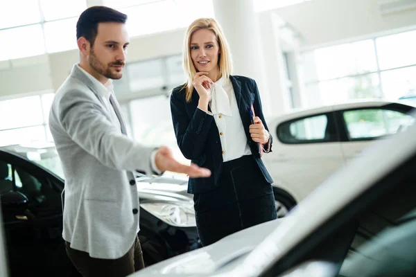 Negociante Mostrando Novo Modelo Carro Para Cliente Potencial Salão — Fotografia de Stock