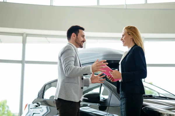 Joven Hermosa Mujer Consultora Ventas Coches Trabajando Sala Exposición — Foto de Stock