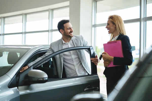 Negociante Mostrando Novo Modelo Carro Para Cliente Potencial Salão — Fotografia de Stock