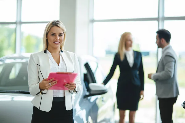 Picture Professional Female Salesperson Working Car Dealership — Stock Photo, Image