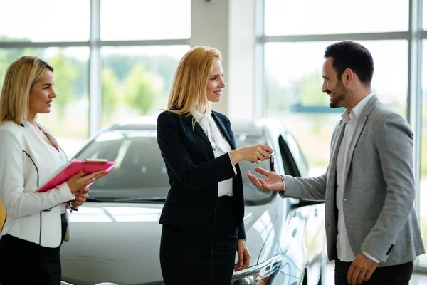 Retrato Jovem Cliente Feliz Comprando Carro Novo — Fotografia de Stock