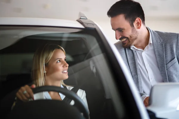 Mulher Comprando Carro Concessionária Sentado Seu Novo Automóvel Vendedor Falando — Fotografia de Stock