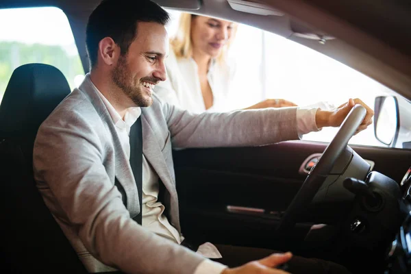 Retrato Jovem Bonito Levando Carro Para Test Drive Sentado Dentro — Fotografia de Stock