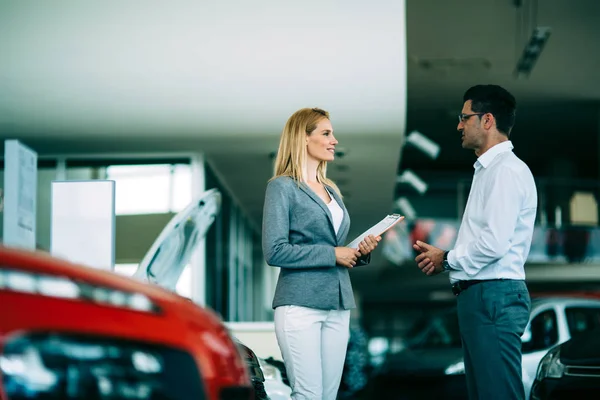 Imagen Una Vendedora Profesional Que Trabaja Concesionario Automóviles — Foto de Stock