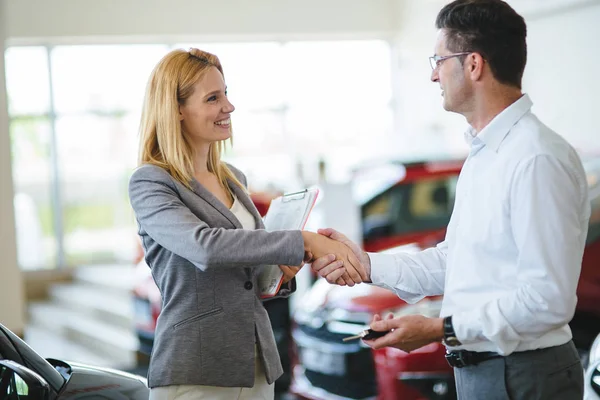 Bild Einer Verkäuferin Die Autohaus Arbeitet — Stockfoto