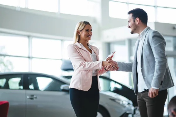 Auto Biznes Sprzedaż Samochodów Konsumpcjonizm Ludzie Koncepcja Szczęśliwym Człowiekiem Auto — Zdjęcie stockowe