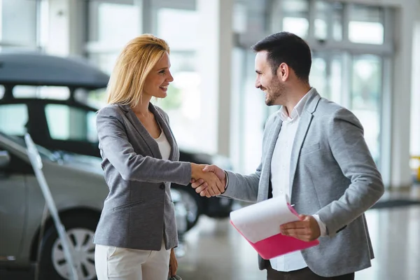 Schöner Junger Verkäufer Autohaus Das Vehikel Verkauft — Stockfoto