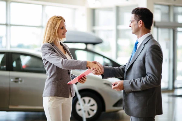 Szczęśliwy Biznesmenem Samochodowym Sprzedaż Pojazdów Dla Klientów — Zdjęcie stockowe