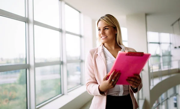 Exitosa Mujer Negocios Trabajo Sosteniendo Documentos Pie Cerca Ventana Oficina — Foto de Stock