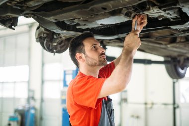 Otomotiv Servis Merkezi birlikte çalışan Araba mekaniği