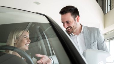 Kadın onun yeni otomatik arka planda onunla konuşmaya satıcı oturan bayilik bir araba satın alma