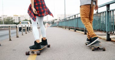 Kay kay yarışan ve birlikte eğlenmek genç çekici çift