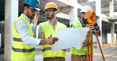 Mimarlar kişilik grup inşaatı sitede kontrol belgeleri