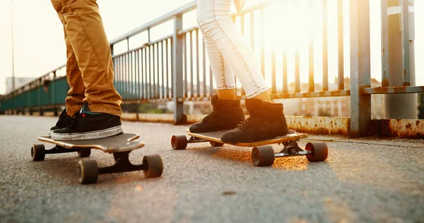 Mladý Atraktivní Pár Koni Skateboardy Bavíte Spolu — Stock fotografie