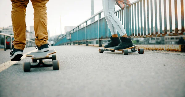 Jovem Casal Atraente Andar Skate Divertir Juntos — Fotografia de Stock