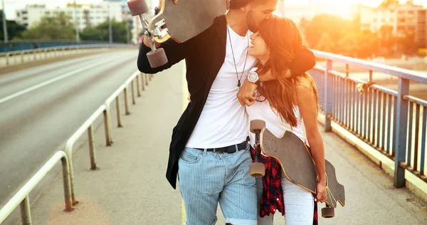 Image Jeune Couple Attrayant Portant Des Planches Roulettes Amusant — Photo