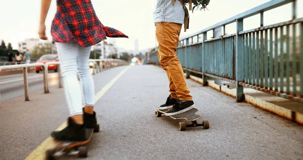 Immagine Giovane Coppia Attraente Che Trasporta Skateboard Diverte — Foto Stock