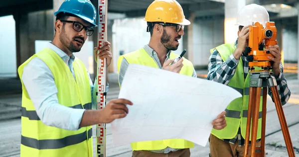 Team Ingegneri Edili Che Lavorano Insieme Cantiere — Foto Stock