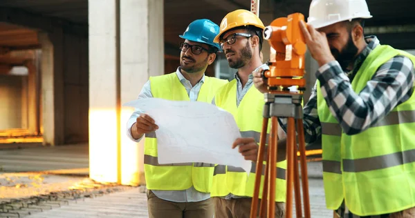 Porträtt Byggnadsingenjörer Som Arbetar Byggnadsplatsen Tillsammans — Stockfoto