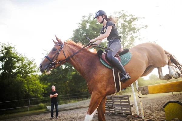 Jovem Jóquei Feminino Seu Cavalo Pulando Sobre Obstáculo — Fotografia de Stock