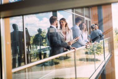 Bir grup mimar ve iş adamı birlikte çalışıyor ve beyin fırtınası yapıyorlar.