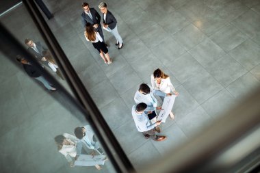 Bir grup mimar ve iş adamı birlikte çalışıyor ve beyin fırtınası yapıyorlar.