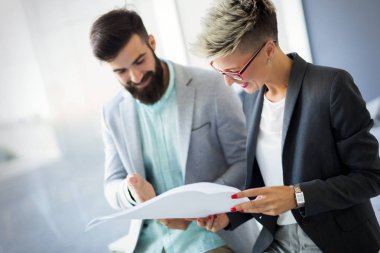 Ofiste iş projesi nde birlikte çalışan bir grup iş arkadaşı