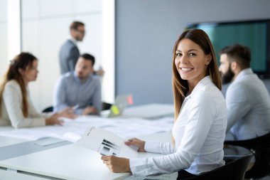 Modern toplantı odasında etmek ve iş kişi konferans