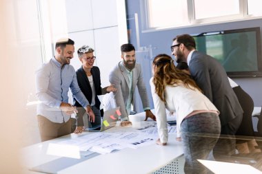 Bir grup iş adamı. İş adamları fikirlerini paylaşıyor..