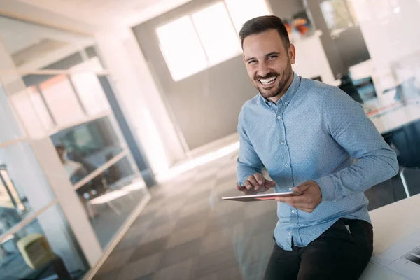 Jovem Empresário Feliz Segurando Tablet Escritório Moderno — Fotografia de Stock