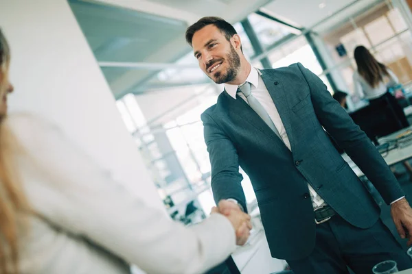 Geschäftsmann Und Frau Schütteln Sich Als Hallo Büro Porträt — Stockfoto