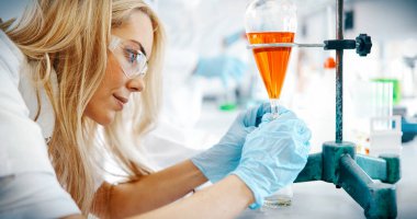 Laboratuvarda çalışan kimya çekici kız öğrenci