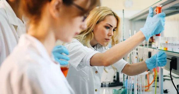 Kémia Fiatal Hallgatói Együtt Dolgoznak Laboratóriumban — Stock Fotó