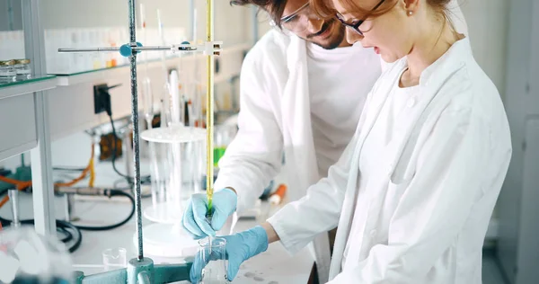 Jovens Estudantes Química Trabalhando Juntos Laboratório — Fotografia de Stock