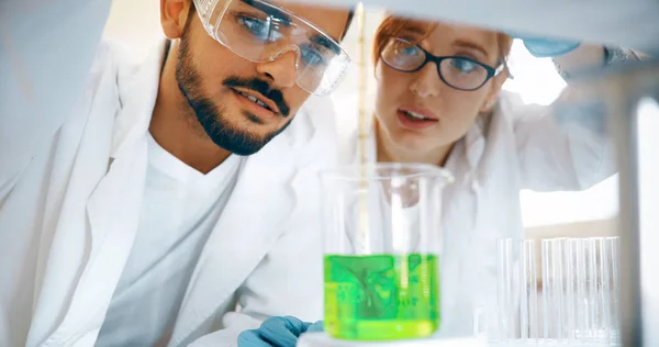 Chemiestudenten Arbeiten Gemeinsam Labor — Stockfoto