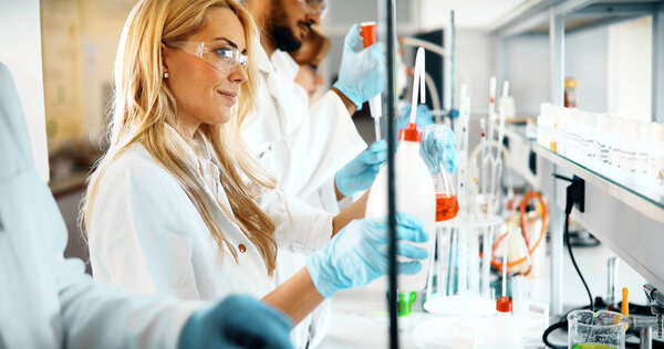 Группа студентов-химиков, работающих вместе в лаборатории