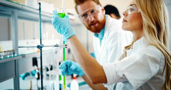 Grupo Estudiantes Química Trabajando Juntos Laboratorio — Foto de Stock