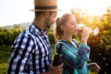 Winemaker mahzeninde çalışma ve şarapları tatma aşık Çift