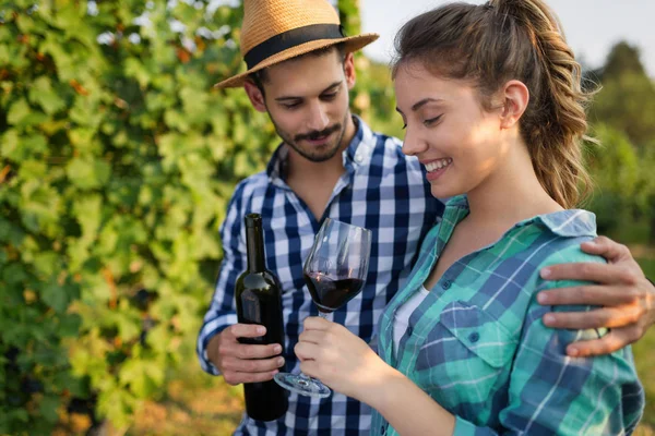 Winemaker mahzeninde çalışma ve şarapları tatma aşık Çift