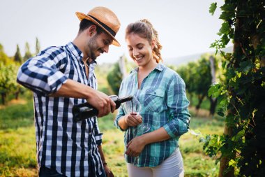 Winemaker mahzeninde çalışma ve şarapları tatma aşık Çift
