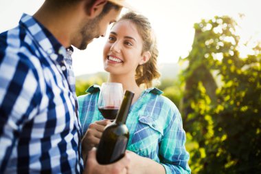 Winemaker mahzeninde çalışma ve şarapları tatma aşık Çift