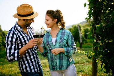 Örnekleme ve şarapları tatma insanlar 
