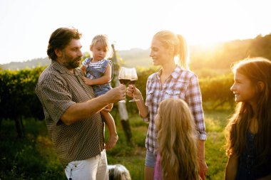 Winemaker ailenin bir arada bağ içinde