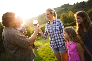 Winemaker ailenin bir arada bağ içinde